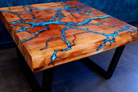 Rivertable aus Akazienholz und Epoxidharz